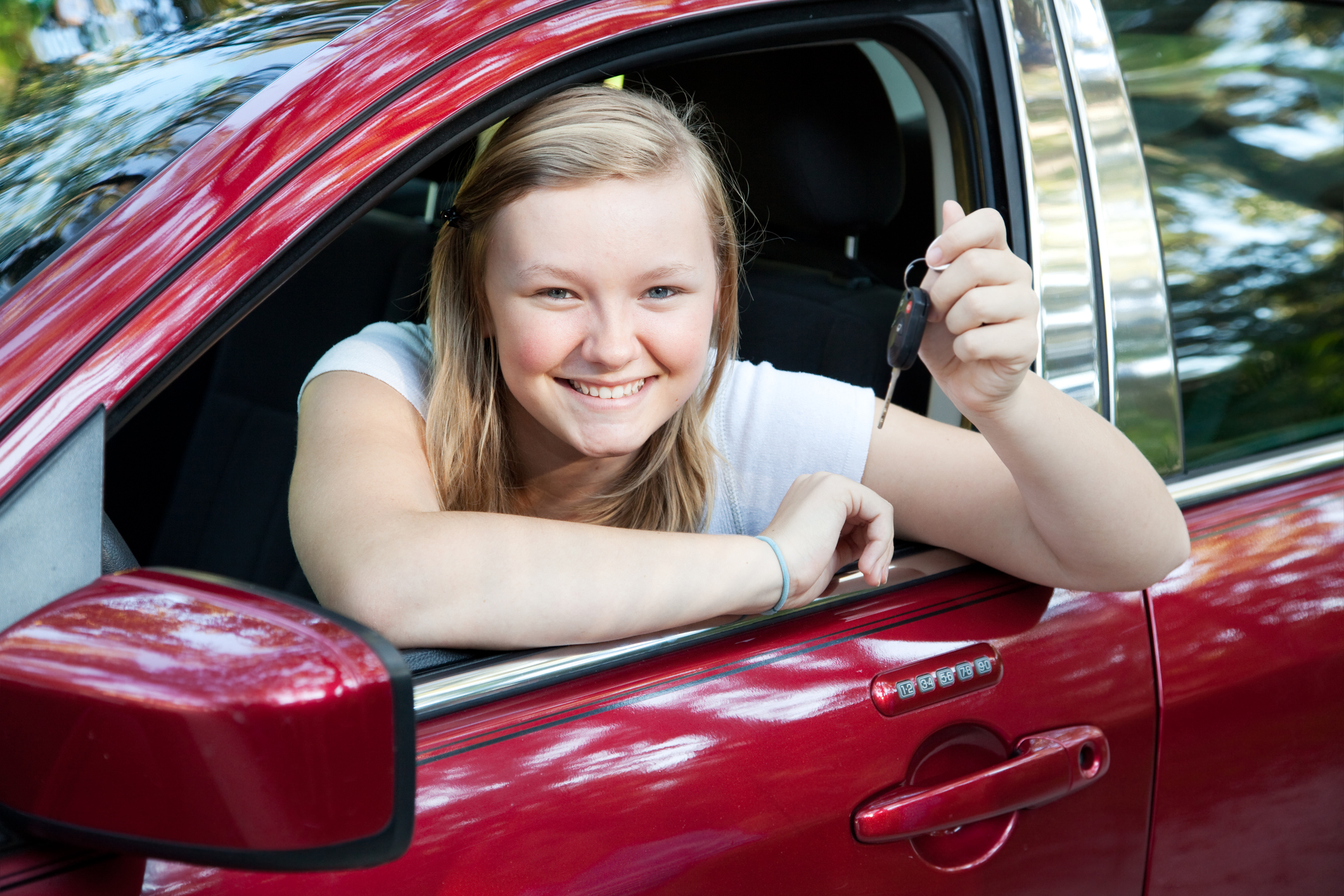 She buy new car. Девочка подросток за рулем. Девушки подростки за рулем. Машины для девочек. Автомобиль для девушки подростка.